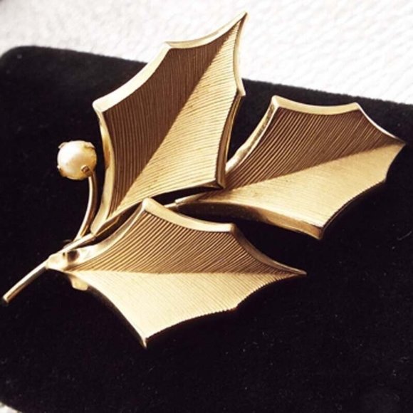 VINTAGE C.R. CO. CHARLES REIS 12K GOLDFILLED HOLLY LEAVES PEARL BERRY PIN 60 - Picture 1 of 2